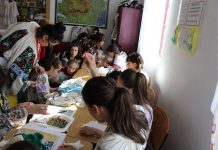 Șezătoare, în Parohia Strâmtu – Protoieria Târgu-Jiu! Tinerele fete au învățat să coase o ie tradițională românească