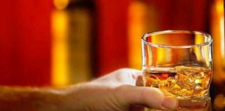 Reținut după ce a furat o sticlă de whisky