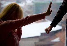 Bărbat agresiv, ținut la distanță de soție