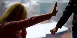 Bărbat agresiv, ținut la distanță de soție