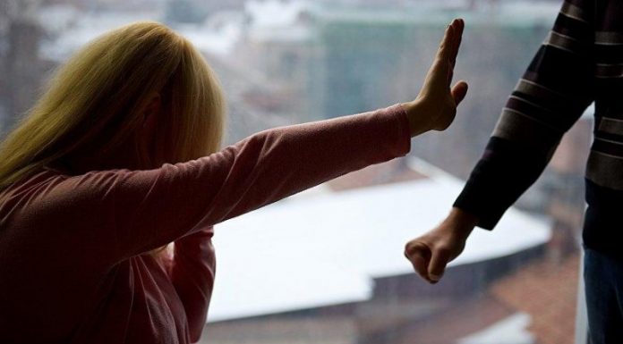 Bărbat agresiv, ținut la distanță de soție