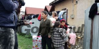 Caravana ,,Donezi o jucărie, DĂRUIEŞTI un zâmbet!” a poposit la Runcu, Peştişani şi Arcani