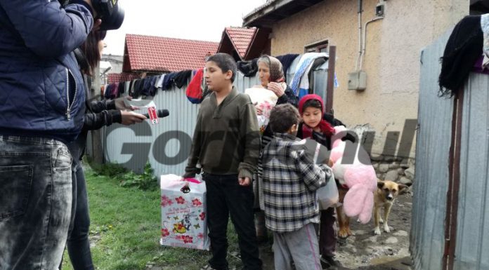 Caravana ,,Donezi o jucărie, DĂRUIEŞTI un zâmbet!” a poposit la Runcu, Peştişani şi Arcani