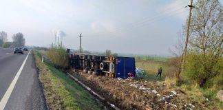 Un tirist din Dragotești s-a răsturnat la Ișalnița! TIR-ul, plin de scutece pentru copii