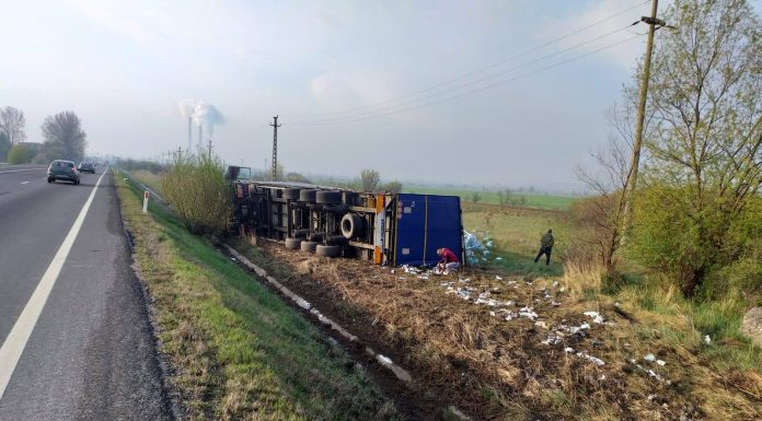 Un tirist din Dragotești s-a răsturnat la Ișalnița! TIR-ul, plin de scutece pentru copii