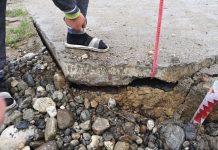 Drumul spre Cîlnic-sat nou, închis din cauza unei surpări a drumului! O mașină a rămas blocată într-o groapă