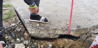 Drumul spre Cîlnic-sat nou, închis din cauza unei surpări a drumului! O mașină a rămas blocată într-o groapă