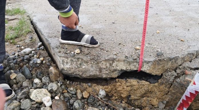 Drumul spre Cîlnic-sat nou, închis din cauza unei surpări a drumului! O mașină a rămas blocată într-o groapă