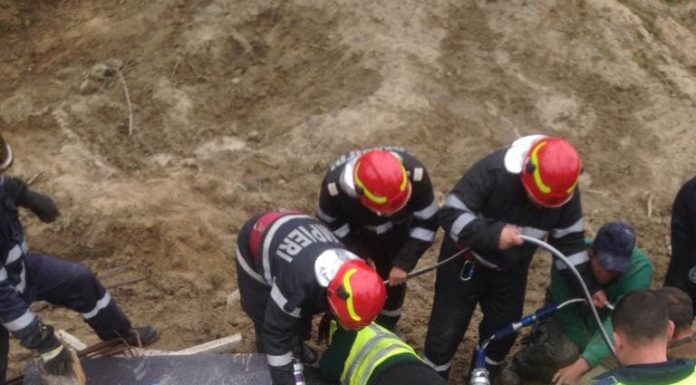Patru persoane rănite, după ce un pod s-a prăbuşit la Stoina! O femeie, în stare gravă