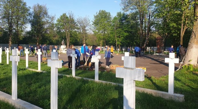 Zeci de membri ALDE au dat culoare Cimitirului Eroilor din Târgu-Jiu!