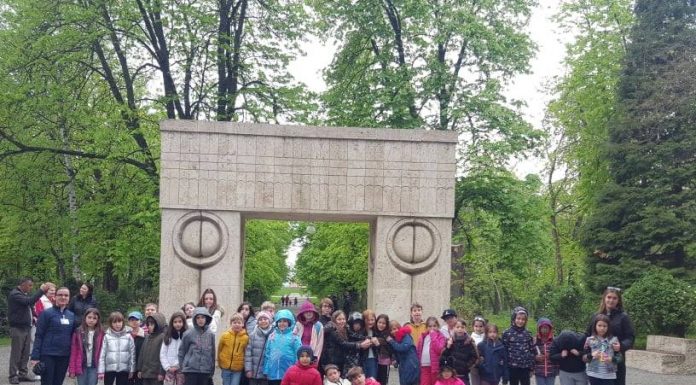 FOTO: Elevi ai unei şcoli din Bucureşti, în vizită la Târgu Jiu