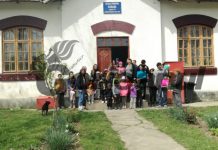 De la Gorjeanul și Carrefour – Preșcolarii Grădiniței Scrada din Berlești și alte zece familii sărace au primit cadouri de Paște!