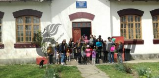 De la Gorjeanul și Carrefour – Preșcolarii Grădiniței Scrada din Berlești și alte zece familii sărace au primit cadouri de Paște!