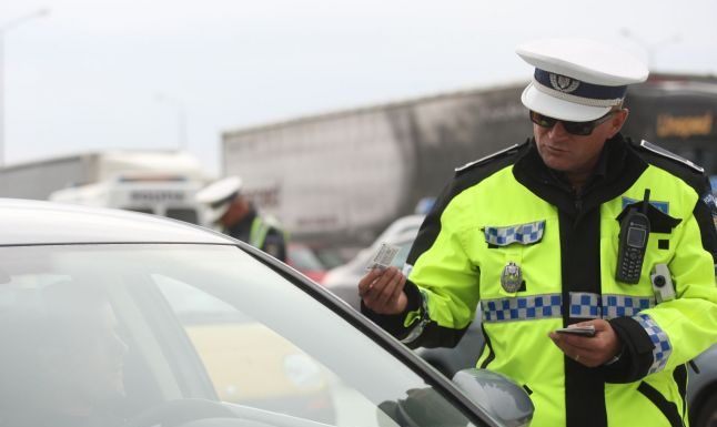Doljean cu permisul suspendat, prins în timp ce conducea un autoturism pe DN 67