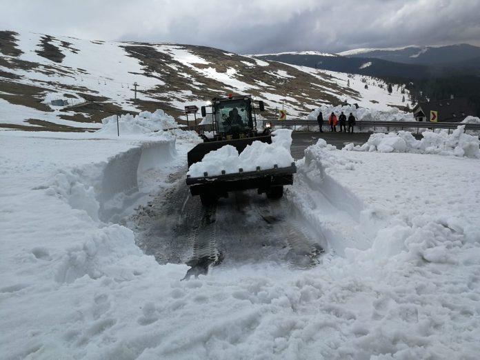 VIDEO: Echipele SDN Tg Jiu deszăpezesc Transalpina!