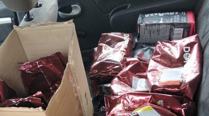 Sute de sticle de suc și zeci de kilograme de cafea, confiscate în urma unui control în trafic