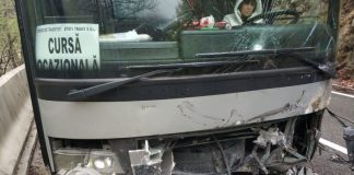 Accident pe Defileul Jiului! Un autocar cu pelerini s-a ciocnit frontal cu un Logan condus de un șofer băut