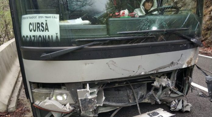 Accident pe Defileul Jiului! Un autocar cu pelerini s-a ciocnit frontal cu un Logan condus de un șofer băut
