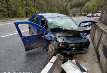 Accident în apropierea mănăstirii Lainici! Un autocar cu pelerini s-a ciocnit cu un Logan