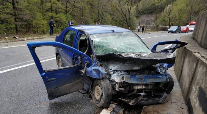 Accident în apropierea mănăstirii Lainici! Un autocar cu pelerini s-a ciocnit cu un Logan