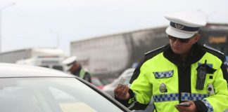 Bărbat cu permisul de conducere anulat, prins la volanul mașinii mamei sale