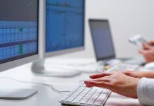 Elevii și studenții pot primi 200 de euro ca să-și cumpere calculatoare