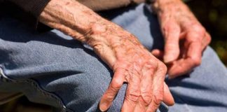 Octogenar acuzat că și-a bătut concubina