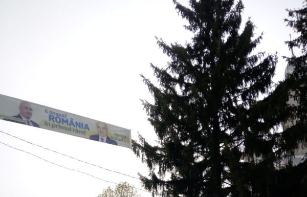 Campania electorală nu-l exclude nici pe Dumnezeu! -Războiul bannerelor la Cîlnic: PNL contra Pro România,