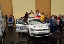 Ursulețul ”Tedi”, adus de polițiști la Colegiul Tehnic Mătăsari