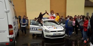 Ursulețul ”Tedi”, adus de polițiști la Colegiul Tehnic Mătăsari