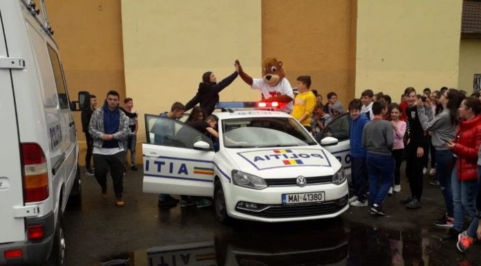 Ursulețul ”Tedi”, adus de polițiști la Colegiul Tehnic Mătăsari