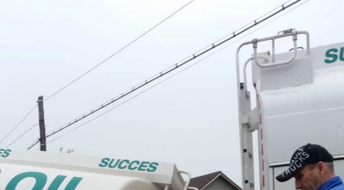 Cisternă plină cu combustibil, răsturnată în fața unei bezinării din Cîlnic! Mașina, avariată de șanțurile săpate prost pentru canalizarea comunei