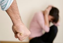 Adolescentă amenințată cu moartea de fostul iubit