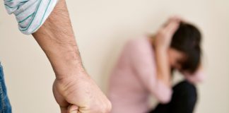 Şi-a ameninţat nevasta în sediul poliţiei. „Îţi tai tendoanele!”