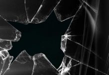 Geamurile mașinii unui medic de familie din Tg-Cărbunești, sparte cu ranga