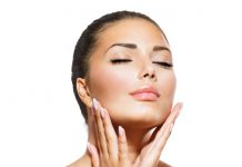 Cum să protejăm tenul de factorii care-l agresează: Consumul apei, dar și demachierea mențin pielea tânără și sănătoasă