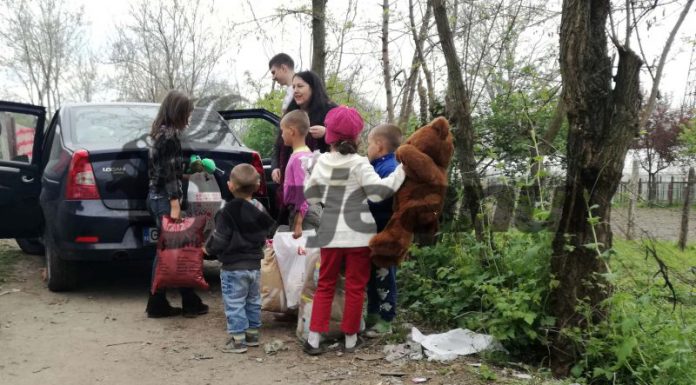 O jucărie pentru un zâmbet! – Zeci de daruri pentru copiii din Leleşti, Stăneşti şi Turcineşti