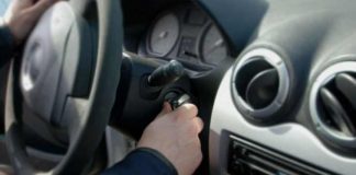 A furat o mașină lăsată cu cheile în contact