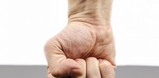 Tânăr din Mușetești, acuzat că și-a bătut mama și unchiul! Decizia polițiștilor