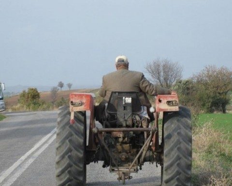 Tractorist prins beat criță la volan