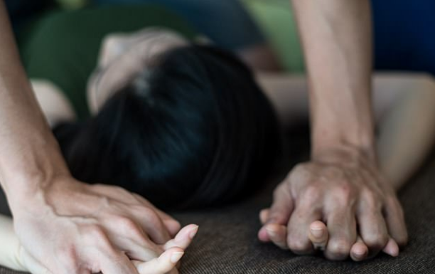 Tânără din Rovinari, violată de doi bărbați care au luat-o la ocazie