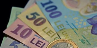 Reținuți după ce au furat bani dintr-un salon de coafură