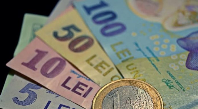 Reținuți după ce au furat bani dintr-un salon de coafură