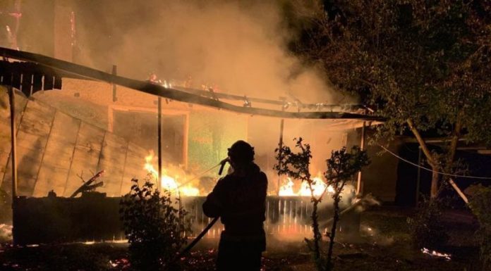 Incendiu puternic la o casă din Plopșoru