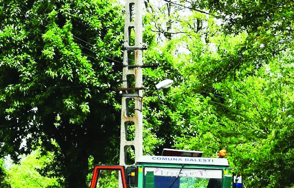 VIDEO: Un drum din satul Pinoasa, reparat pe ultima sută de metri din campania electorală!