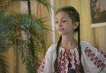 Elevă a Școlii Populare de Artă Târgu-Jiu, pe podium