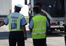Tone de substanțe chimice transportate ilegal, confiscate de polițiști