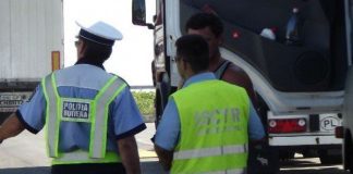 Tone de substanțe chimice transportate ilegal, confiscate de polițiști