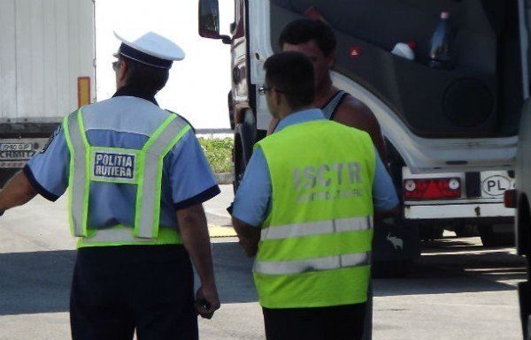 Tone de substanțe chimice transportate ilegal, confiscate de polițiști