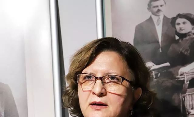 Scriitoarea Catia Maxim, la muzeele din Cărbunești și Târgu Jiu